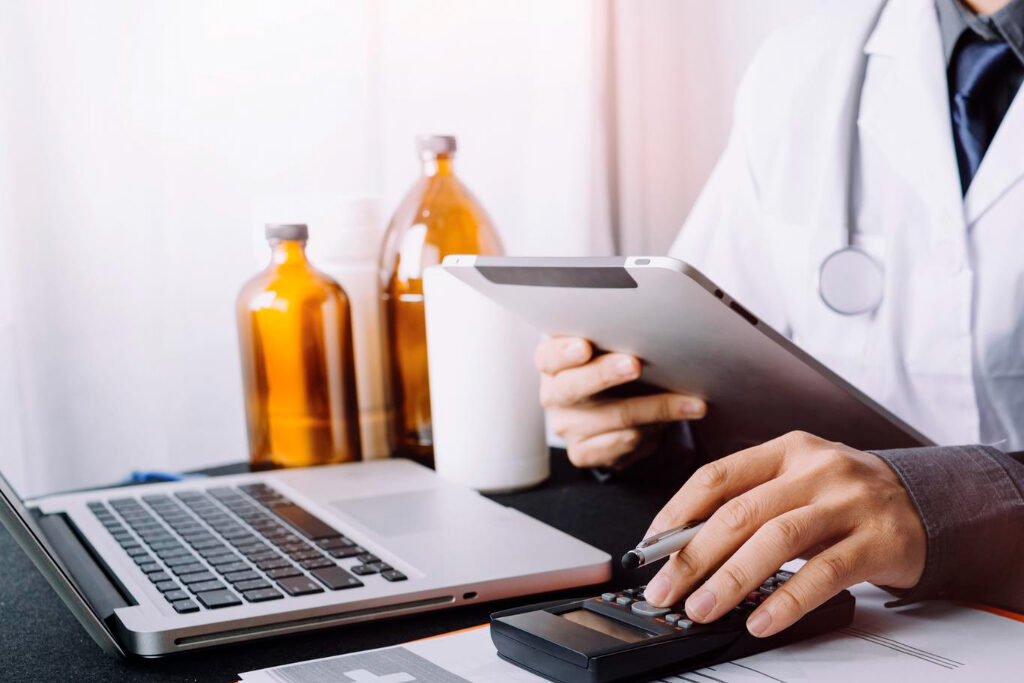 Obrigações fiscais que clínicas médicas precisam cumprir mensalmente